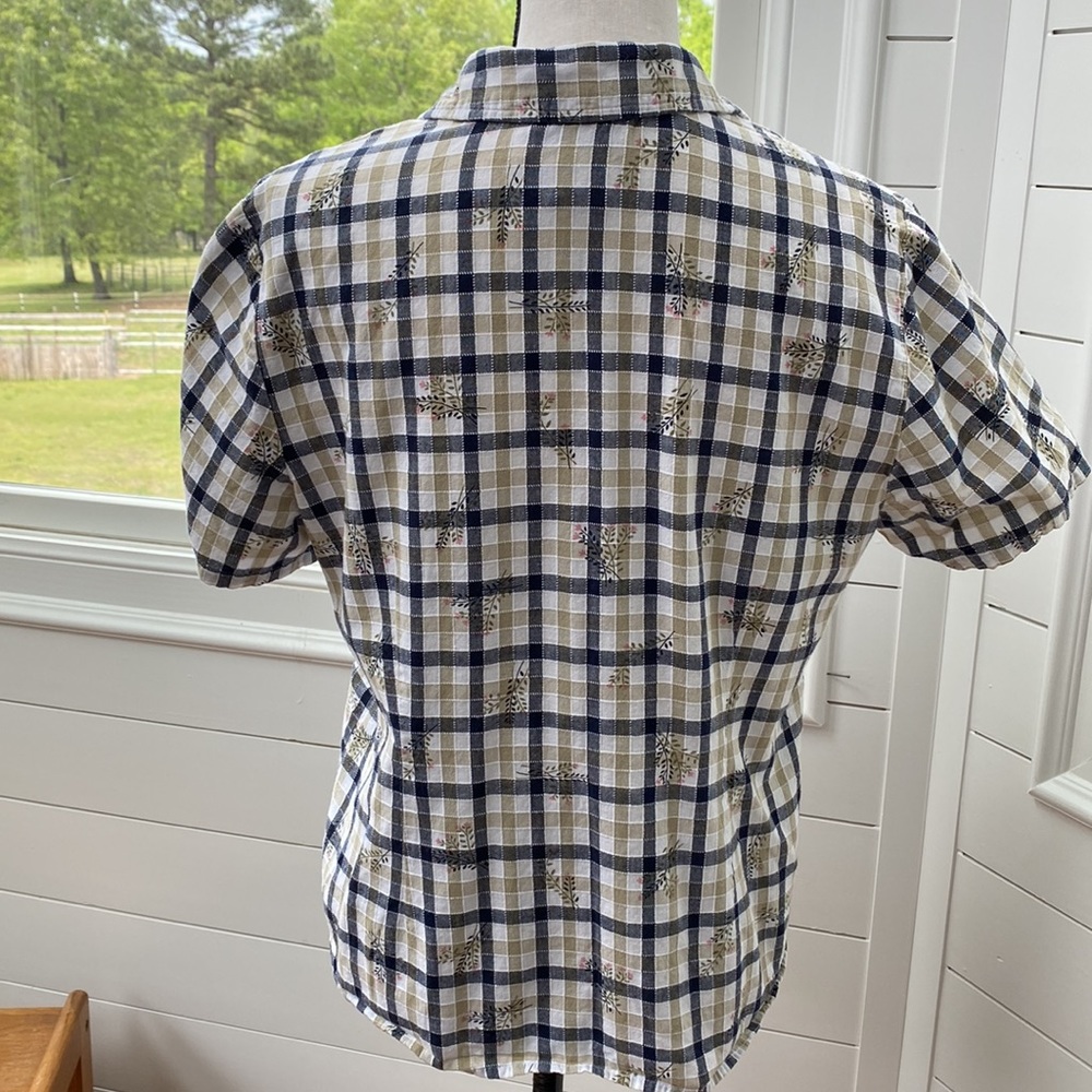 EUC Women’s Sag Harbor Sport Buttoned Shirt - Picture 2 of 8